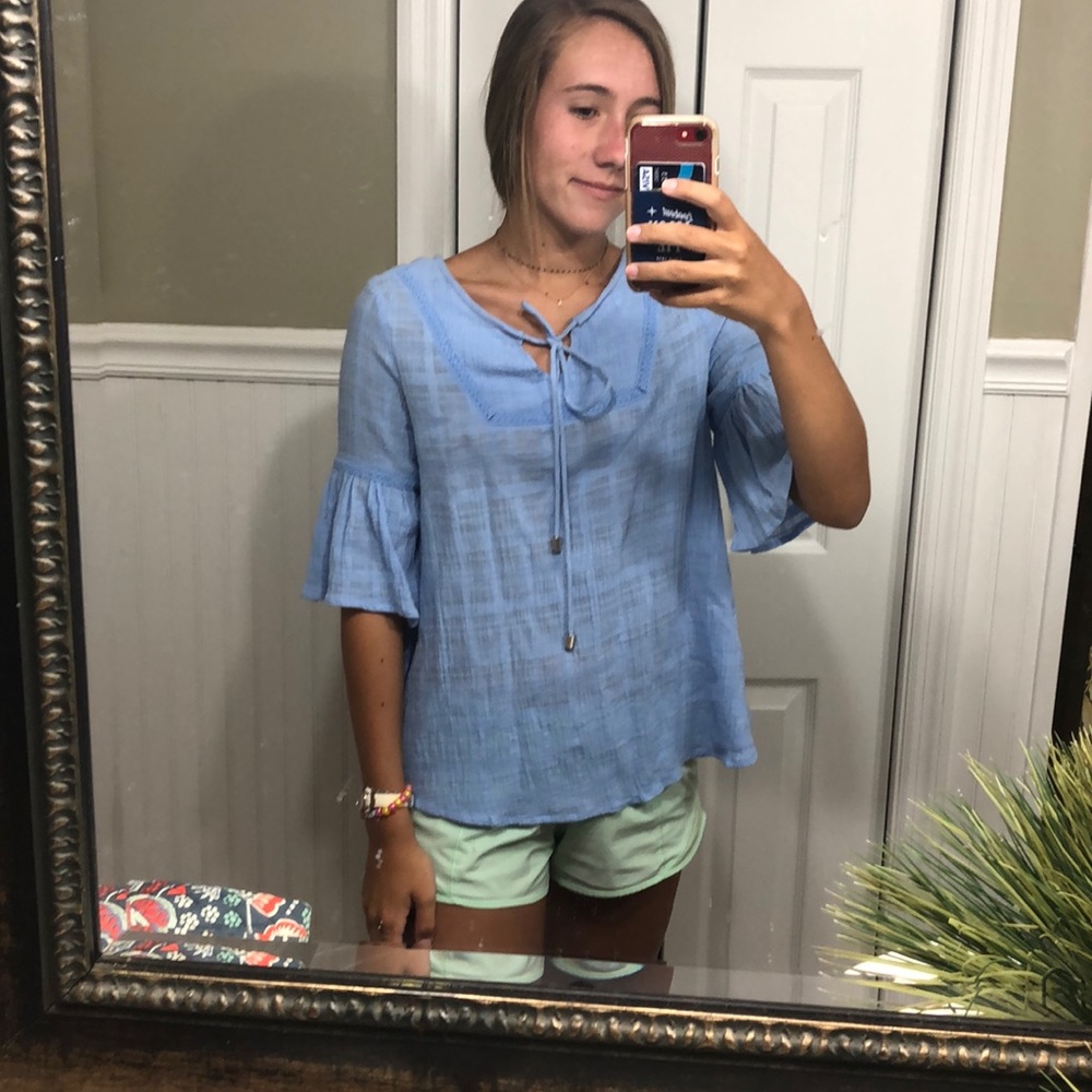 blue flowy top!